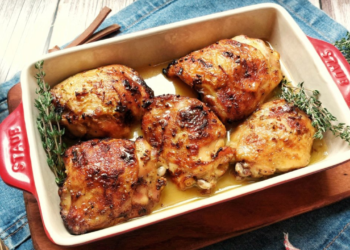 Suas sobrecoxas de frango vão derreter na boca com essa dica