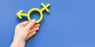 Nova regra do CFM restringe terapias hormonais para menores de 18 anos