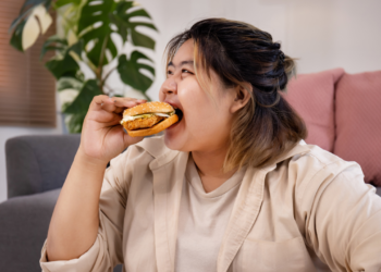 Cuidado ao comer rápido ou seu corpo irá sofrer consequências