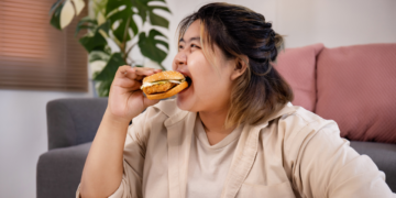 Cuidado ao comer rápido ou seu corpo irá sofrer consequências