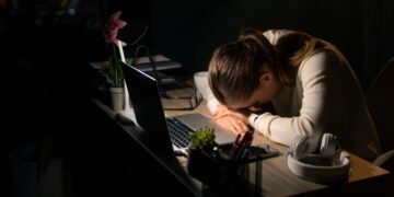 Precariedade de emprego encurta tempo livre dos jovens e ameaça bem-estar