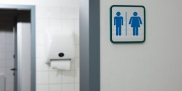 Banheiro de 4m² é demolido após mandado do STJ - Foto: GettyImages/ Reprodução/Agência Câmara de Notícias