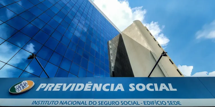 Idosos que NÃO vão receber o 13º do INSS - Imagem: Rafa Neddermeyer/Agência Brasil