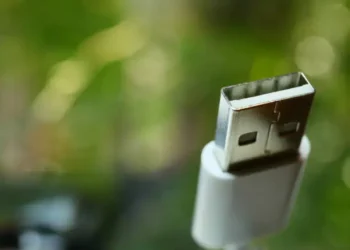 Carregador de Celular - Reprodução/iStock