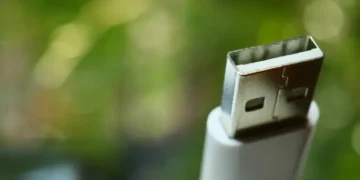 Carregador de Celular - Reprodução/iStock