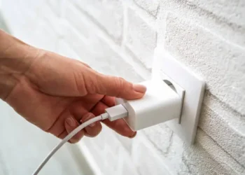 Carregador na tomada - Reprodução/Unsplash