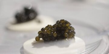 Você vai provar? Preço do caviar está cada vez mais baixo - Foto: Adriana Lorete/OGlobo Foto: Adriana Lorete