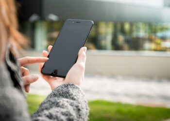 Adolescente morre após choque ao usar celular molhada - Imagem: Pixabay