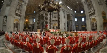 Cardeais na missa na Basílica de São Pedro antes do iní­cio do conclave em 12 de março de 2013. Foto: Gabriel BOUYS/ AFP/Reprodução