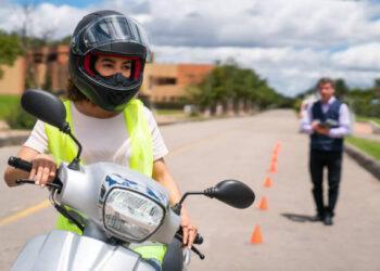 Exame prático de moto - Reprodução/iStock