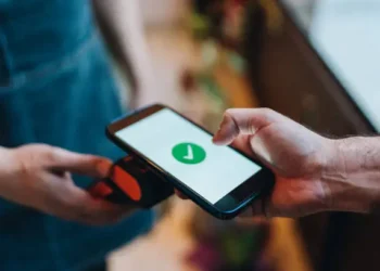 Pagando por Pix - Reprodução/iStock
