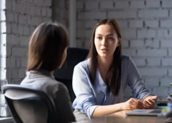 Pessoas Conversando - Reprodução/iStock