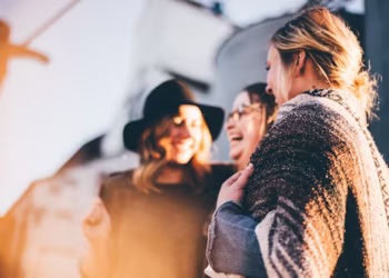 Pessoas sorrindo - Reprodução/iStock