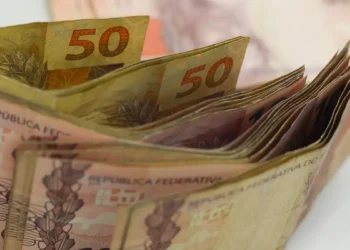 Quem trabalhou por 30 dias pode ganhar um salário extra - Imagem: Marcello Casal jr/Agência Brasil