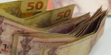 Quem trabalhou por 30 dias pode ganhar um salário extra - Imagem: Marcello Casal jr/Agência Brasil