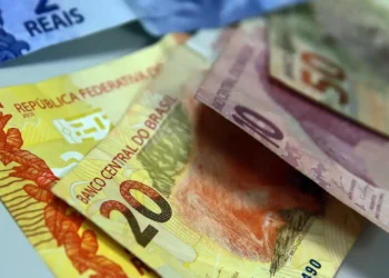 Trabalhadores estão pulando de alegria com PIX surpresa - Imagem: Marcello Casal Jr/Agência Brasil