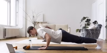 Fortaleça o tríceps com esses exercícios em casa - Foto: Freepik