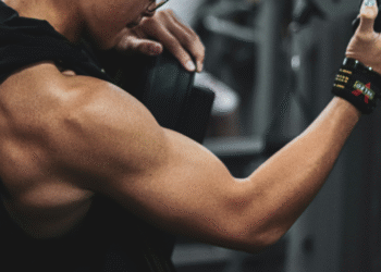Fortaleça seu tríceps com esses 5 exercícios excelentes