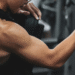 Fortaleça seu tríceps com esses 5 exercícios excelentes