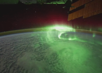 Luz verde cruzando o espaço deixa cientistas surpreendidos