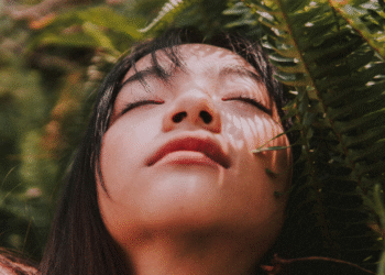 No verão, é essencial intensificar cuidados com os olhos, mantendo proteção, hidratação, higiene e atenção a sinais de problemas.