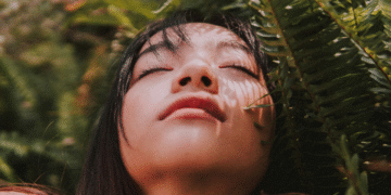 No verão, é essencial intensificar cuidados com os olhos, mantendo proteção, hidratação, higiene e atenção a sinais de problemas.