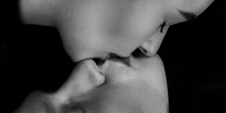 Beijar pode transmitir ansiedade e depressão