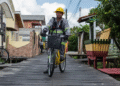 Policiais e bombeiros andam de bicicleta nessa cidade brasileira