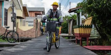 Policiais e bombeiros andam de bicicleta nessa cidade brasileira