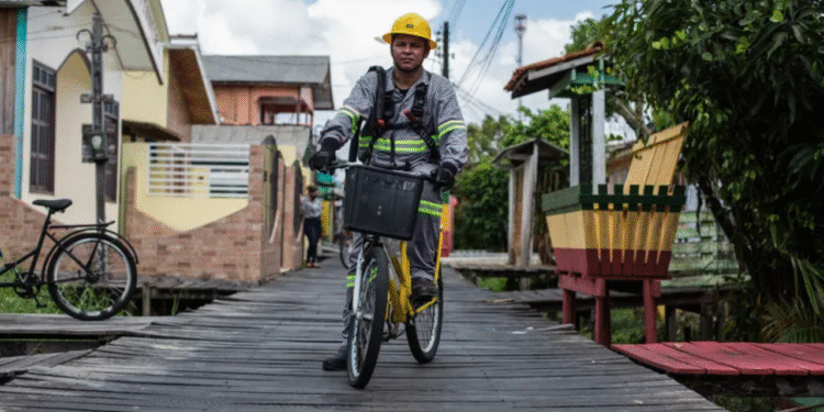 Policiais e bombeiros andam de bicicleta nessa cidade brasileira