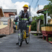 Policiais e bombeiros andam de bicicleta nessa cidade brasileira