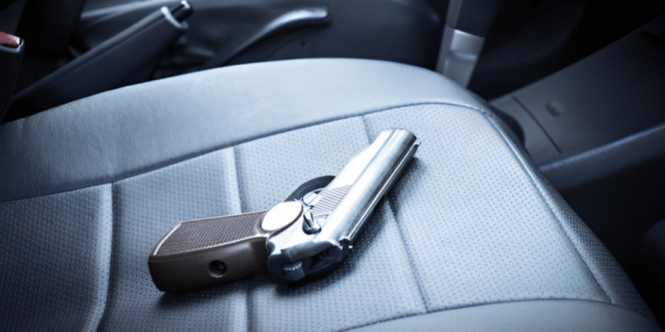 Empresário é flagrado com arma após tomar carro de funcionária