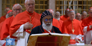 Por que alguns cardeais usam roupas diferentes da maioria no Conclave? - Imagem: Reprodução/Vaticano