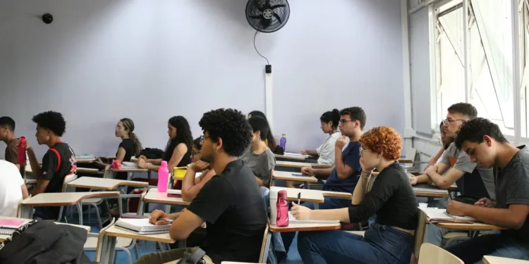 Concurso público com salários de até R$ 6,6 mil é publicado - Foto:  Rovena Rosa/Agência Brasil