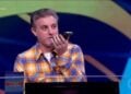 Luciano Huck quebra protocolo da Globo ao atender ligação - Imagem: Reprodução/TV Globo