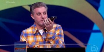 Luciano Huck quebra protocolo da Globo ao atender ligação - Imagem: Reprodução/TV Globo