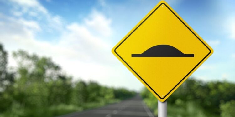 Regras atualizadas de lombadas para todos motoristas - Imagem: Pixabay