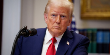 Tensão nos EUA: Trump solicita dados de estrangeiros em Harvard - Imagem: Andrew Harnik/Getty Images/Reprodução