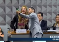 Virgínia tira foto com senador após pedir para ficar em silêncio na CPI - Foto: Reprodução/TV Senado