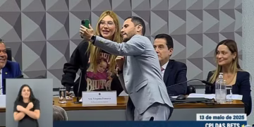 Virgínia tira foto com senador após pedir para ficar em silêncio na CPI - Foto: Reprodução/TV Senado