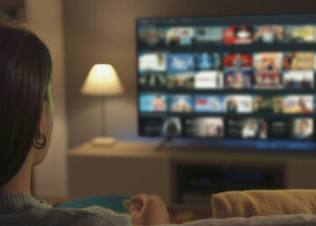 Assistindo TV - Reprodução/iStock