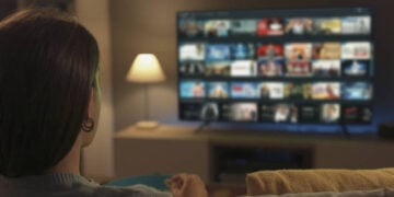 Assistindo TV - Reprodução/iStock