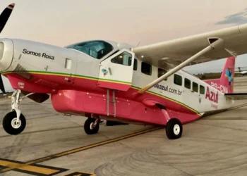 Parte dianteira de avião da Azul se ergue durante embarque - Imagem: Reprodução/redes sociais