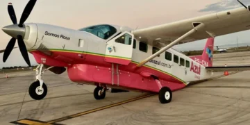 Parte dianteira de avião da Azul se ergue durante embarque - Imagem: Reprodução/redes sociais