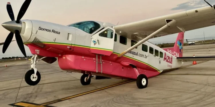 Parte dianteira de avião da Azul se ergue durante embarque - Imagem: Reprodução/redes sociais