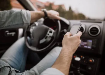 Celular no volante - Reprodução/iStock