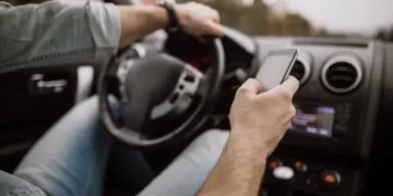 Celular no volante - Reprodução/iStock