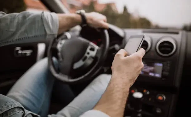 Celular no volante - Reprodução/iStock