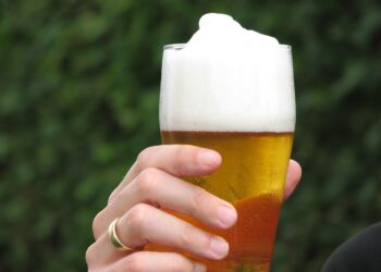 Tomar cerveja sem álcool pode dar multa de R$ 2.934,70 - Imagem: Pixabay