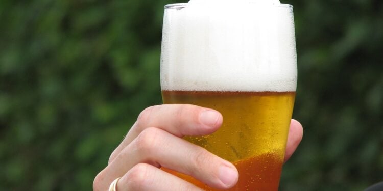 Tomar cerveja sem álcool pode dar multa de R$ 2.934,70 - Imagem: Pixabay